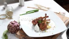 Costolette di agnello con carciofi saltati, un secondo gustoso