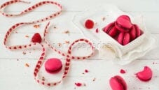 Macarons al cioccolato, lamponi e fragole Macarons al cioccolato, lamponi e fragole