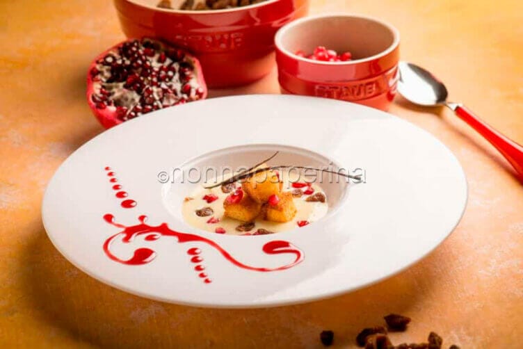 Pandoro con crema Chantilly, melograno e uvetta