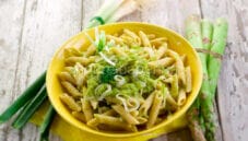 Penne con crema di asparagi e cipollotti, un primo fantasioso