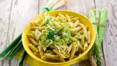 Penne con crema di asparagi e cipollotti