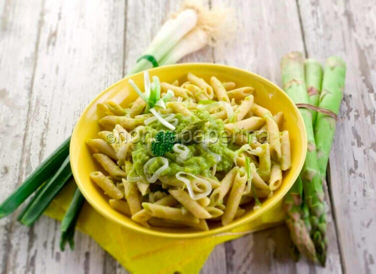 Penne con crema di asparagi e cipollotti