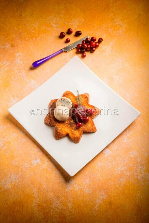 rocher di gorgonzola con marmellata di mirtilli rossi e pandoro ridotta