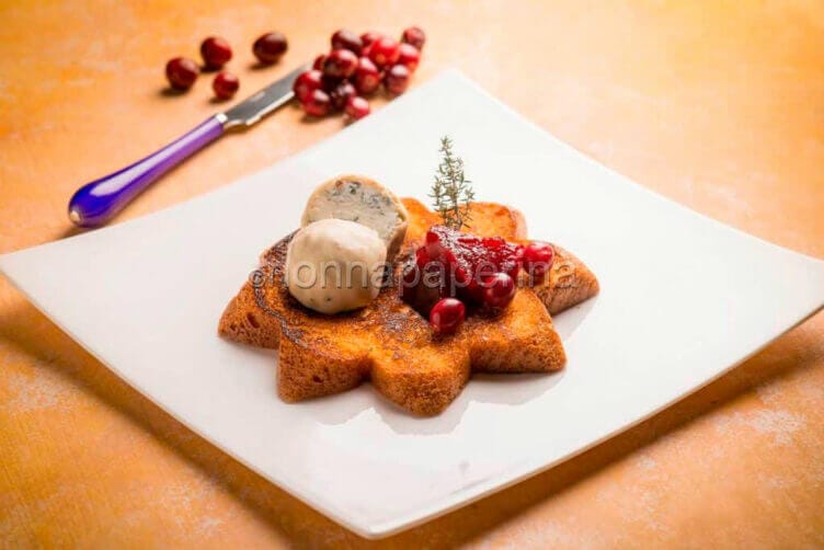 rocher di gorgonzola con marmellata di mirtilli rossi e pandoro
