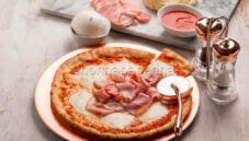 Pizza con mozzarella di bufala e prosciutto Pizza con mozzarella di bufala e prosciutto