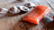 Tortelli di castagne ripieni di salmone per un primo unico