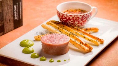 zampone con grissini di sfoglia e creme brûlé di parmigiano