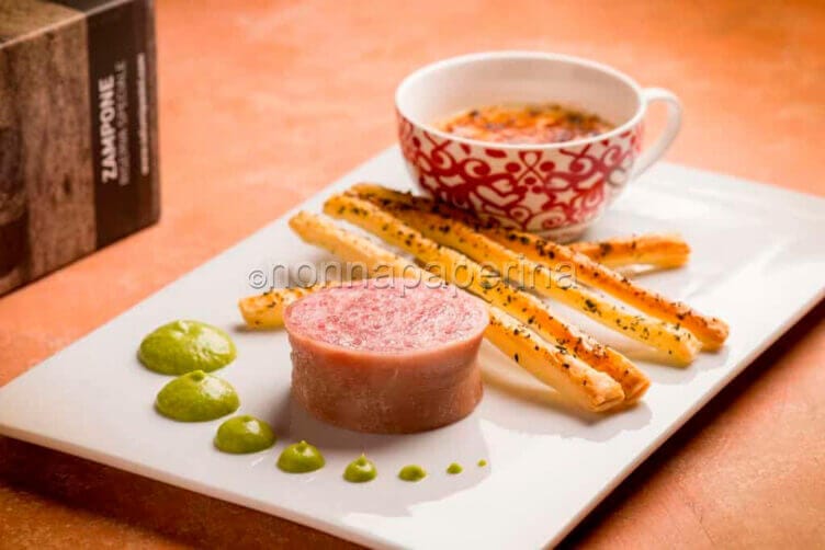zampone con grissini di sfoglia e creme brûlé di parmigiano