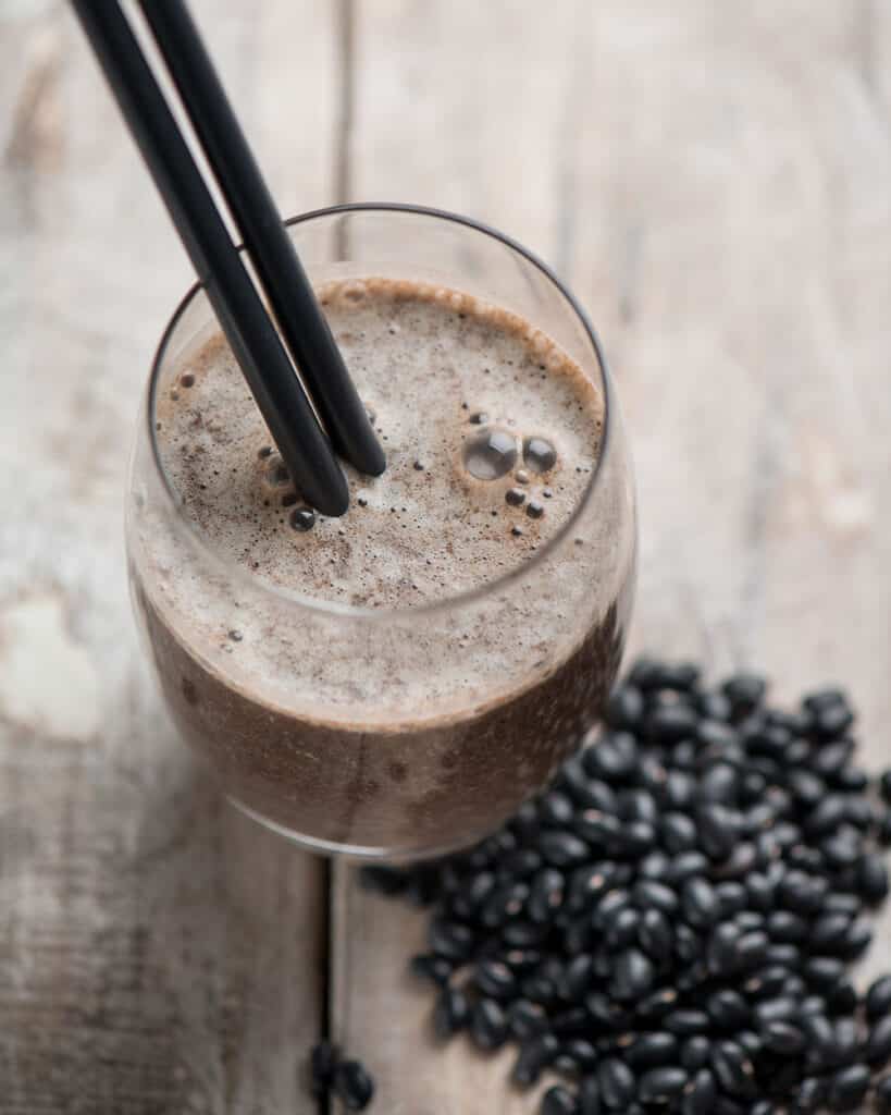 Frullato con fagioli neri e banana rossa