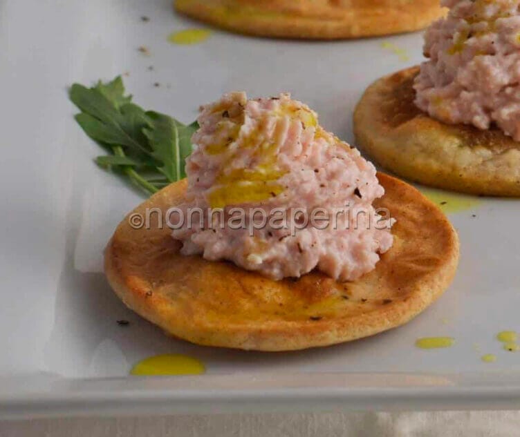 Mousse di mortadella con cialde di farina di riso e quinoa