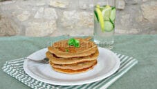 Pancakes salati di lenticchie e piselli a colazione