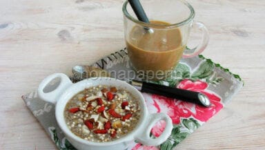 porridge di quinoa alle mandorle e bacche di goji con ginseng