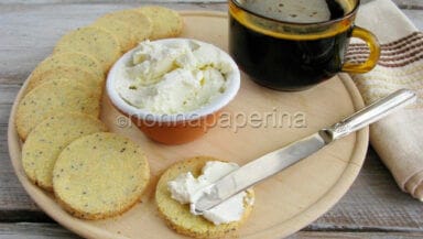 Schiacciatine di mais e chia con formaggio morbido