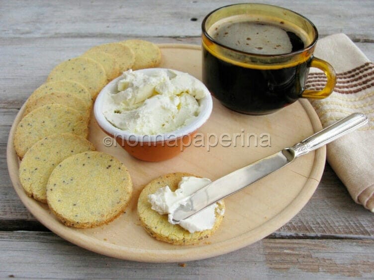 Schiacciatine di mais e chia, una ricetta veloce Schiacciatine di mais e chia con formaggio morbido