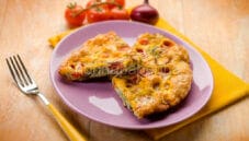 Una veloce Frittata di cipolla rossa e pomodorini