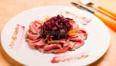 La tagliata con insalata di carote viola, un piatto unico