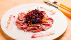 tagliata con insalata di carote viola