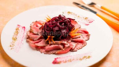 tagliata con insalata di carote viola