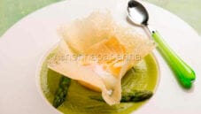 Cestini di parmigiano con uovo in camicia Cestini di parmigiano con uovo in camicia