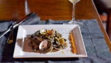 Spaghetti alla chitarra al nero di seppia con vongole Spaghetti alla chitarra al nero di seppia con vongole