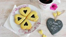 Frollini di mais con confettura di more per una colazione leggera