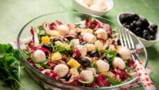 Insalata di ananas e mozzarelline, un piatto leggero Insalata di ananas e mozzarelline, un piatto leggero