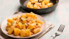 Mezze maniche con salmone e pepe rosa Mezze maniche con salmone e pepe rosa