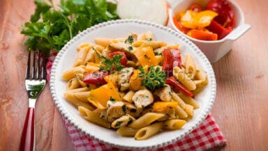 mezze penne con pollo e peperone sottolio
