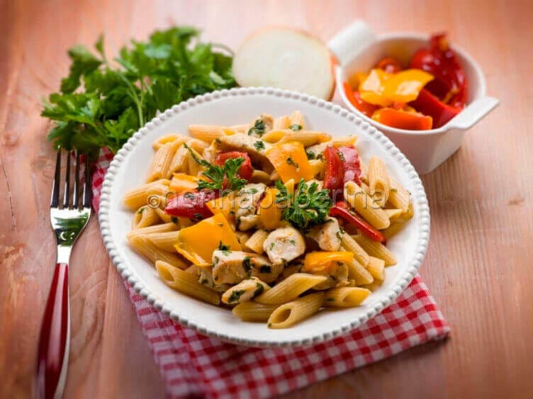 mezze penne con pollo e peperone sottolio