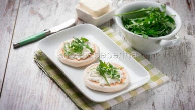tigelle vegetariane con stracchino e rucola