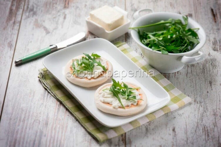 Tigelle vegetariane con stracchino e rucola tigelle vegetariane con stracchino e rucola