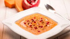 Vellutata di zucca e chicchi di melagrana, un primo speciale Vellutata di zucca e chicchi di melagrana, un primo speciale
