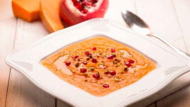 Vellutata di zucca, chicchi di melagrana e pistacchi