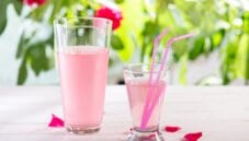 Bevanda all’acqua di rose, un elisir dissetante e gustoso