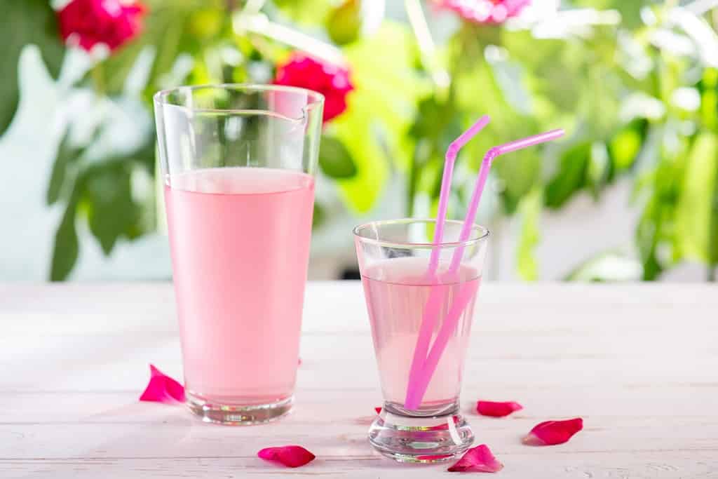 Bevanda all’acqua di rose, un elisir dissetante e gustoso Bevanda all acqua di rose