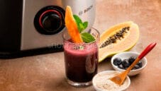 Centrifugato di mirtilli, papaya e ginseng, un carico di vitamine Centrifugato di mirtilli, papaya e ginseng, un carico di vitamine