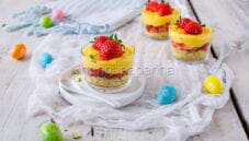 Bicchierini al pistacchio, fragole e limone, un dolce gustoso Bicchierini al pistacchio, fragole e limone, un dolce gustoso