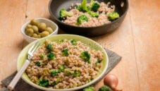 Farro con olive, mandorle e broccoli: piatto leggero