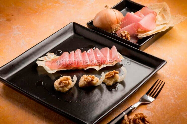 Pane carasau con Schisc e paté di cipolla, un antipasto unico Pane carasau con schisc e pate di cipolla e noci