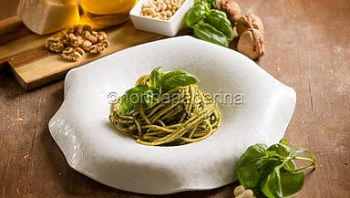Spaghetti al pesto di basilico e noci