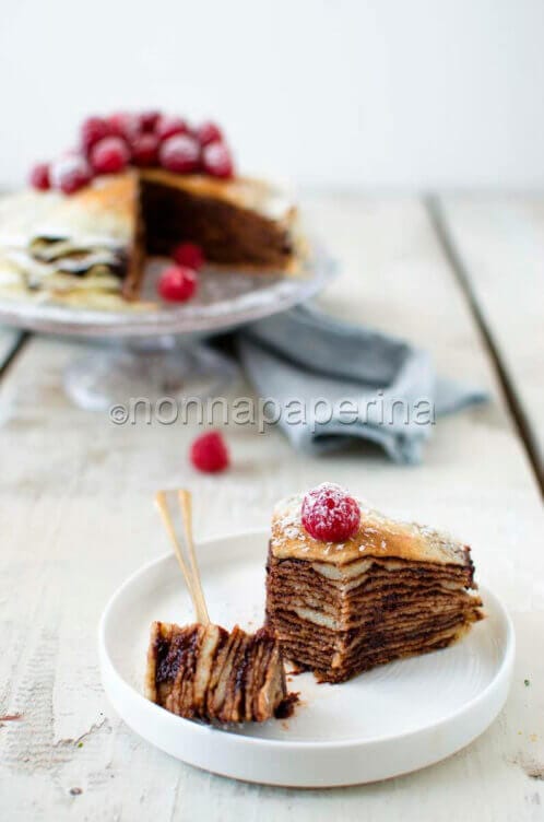 Torta di crepes al cocco e lamponi