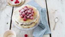 Una delicata torta di crepes al cocco e lamponi Una delicata torta di crepes al cocco e lamponi