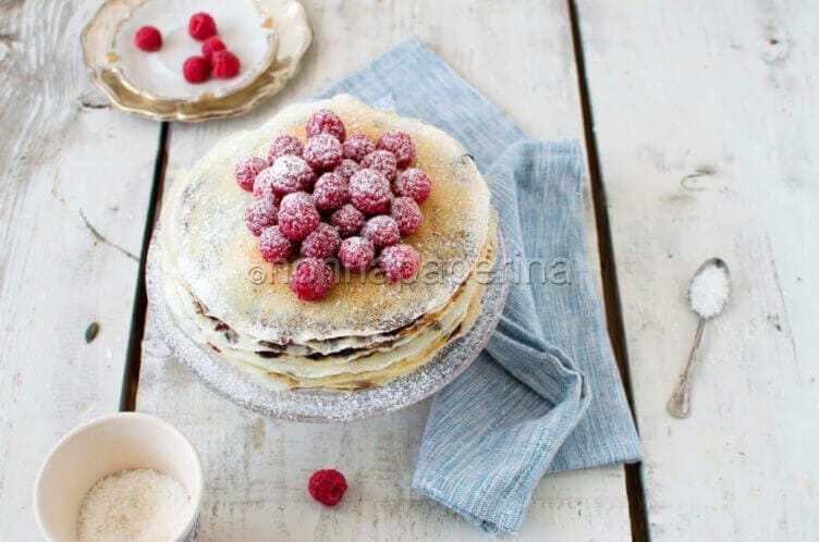 Una delicata torta di crepes al cocco e lamponi torta di crepes al cocco e lamponi