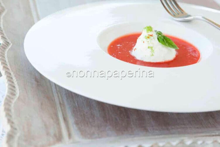 Gazpacho con spuma di mozzarella