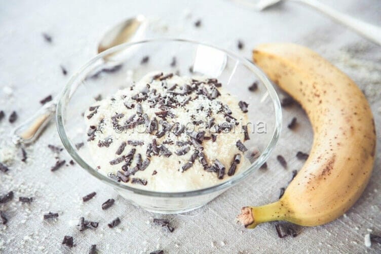 Pan di Spagna con crema di cocco e cioccolato, una delizia il pan di Spagna con crema di cocco e cioccolato