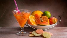 Succo estivo con arance, pompelmo e papaya
