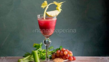 Succo di uva, sedano e mela