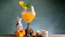 Cocktail di pesche e sakè: bevanda del Sol Levante Cocktail di pesche e sakè: bevanda del Sol Levante