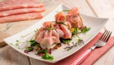 Fagottini di mortadella su insalatina di campo