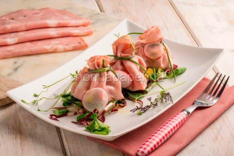 Fagottini di mortadella su insalatina di campo fagottini di mortadella